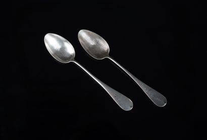 Réunion de deux petites cuillères en argent...