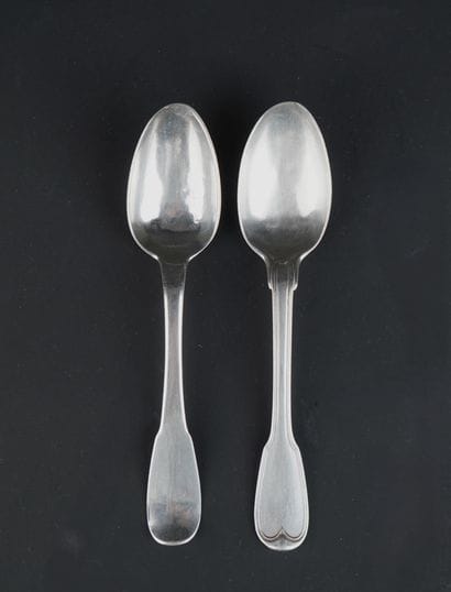 Réunion de deux cuillères en argent 950°/00,...