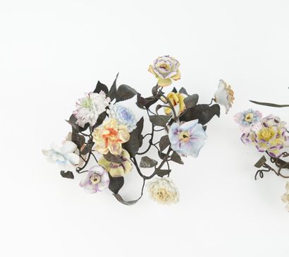Lot de fleurs en porcelaine comprenant 146...