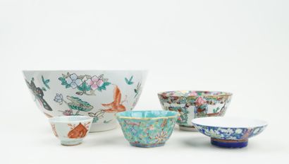 CHINE
Réunion de cinq bols en porcelaine,...