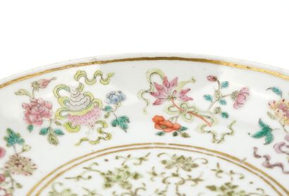 Rare coupelle en porcelaine à décor émaillé...