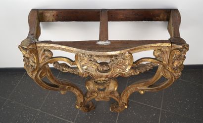 Console en bois mouluré, sculpté et doré...
