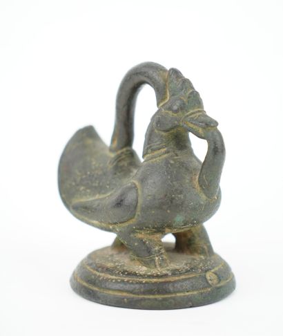 Important poids à opium zoomorphe en bronze...