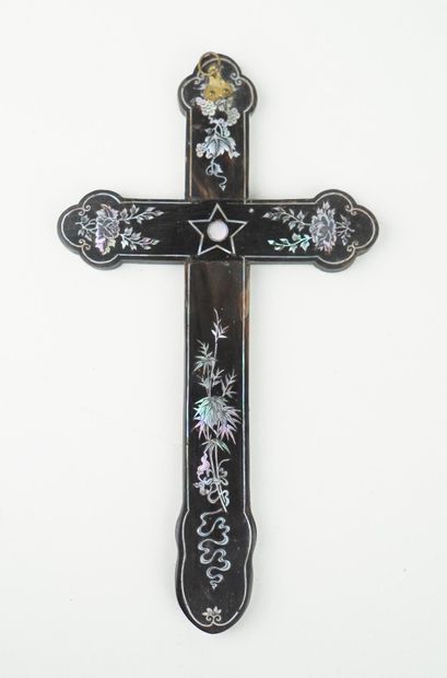 Croix en bois sculpté à décor en incrustations...