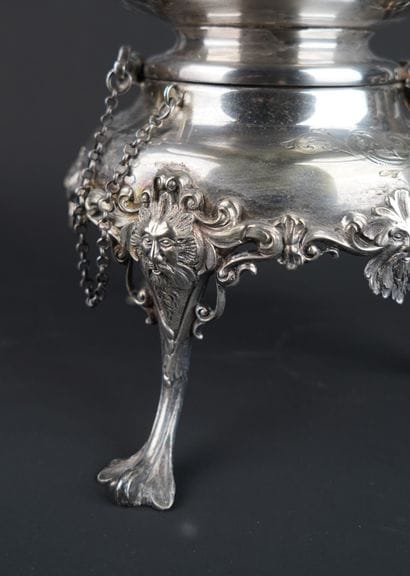 Samovar en métal argenté à riche décor de...