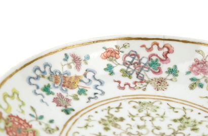 Rare coupelle en porcelaine à décor émaillé...
