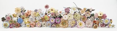 Lot de fleurs en porcelaine comprenant 146...