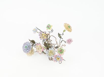 Lot de fleurs en porcelaine comprenant 146...