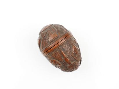 Porte chapelet en noix de corozo sculptée
Décor...