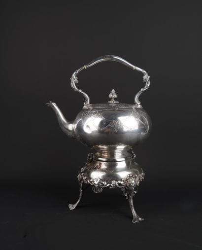 Samovar en métal argenté à riche décor de...