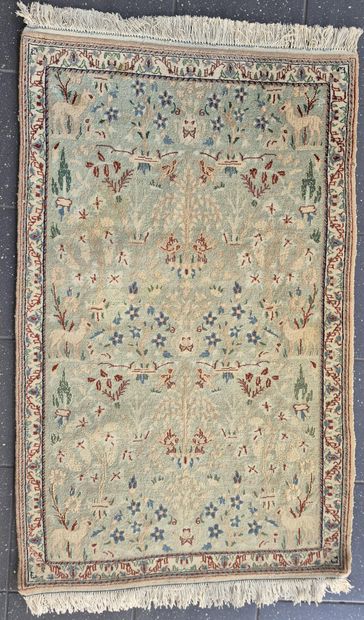 Tapis en laine et soie
Décor polychrome d'animaux...