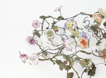 Lot de fleurs en porcelaine comprenant 146...