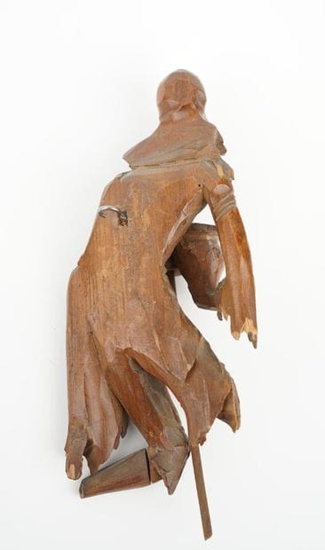 Sujet en bois sculpté figurant un mendiant...