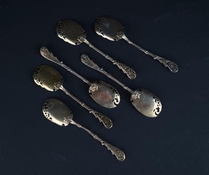 Suite de six petites cuillères en argent...
