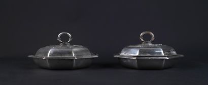 Paire de légumiers couverts facettés en métal...