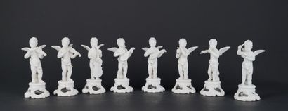 Suite de huit angelots musiciens formant...