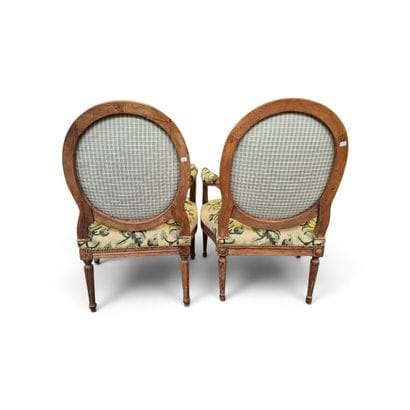 Réunion de deux fauteuils en bois mouluré...