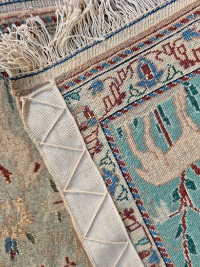 Tapis en laine et soie
Décor polychrome d'animaux...