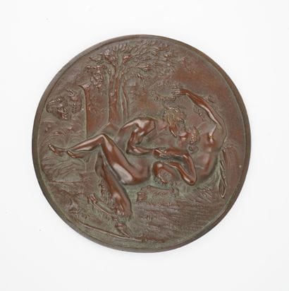 Plaque en bronze patinée figurant un satyre...