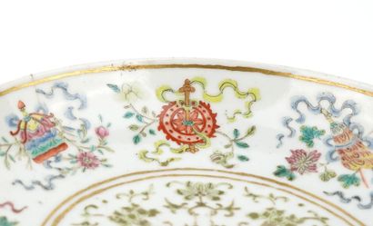 Rare coupelle en porcelaine à décor émaillé...