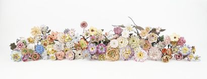 Lot de fleurs en porcelaine comprenant 146...
