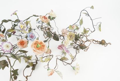 Lot de fleurs en porcelaine comprenant 146...