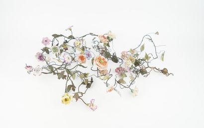Lot de fleurs en porcelaine comprenant 146...
