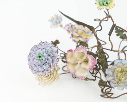 Lot de fleurs en porcelaine comprenant 146...
