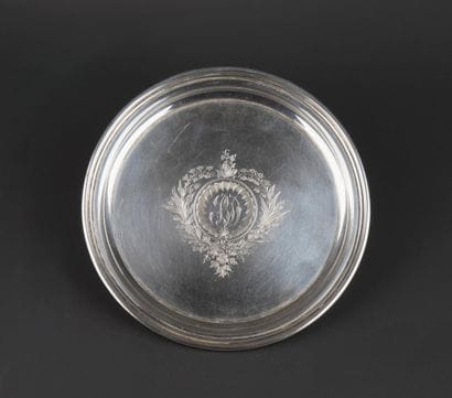 Assiette ronde en argent 800°/00
Monogrammée...