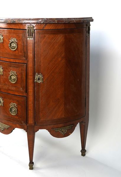 Commode demi-lune en bois de placage ouvrant...