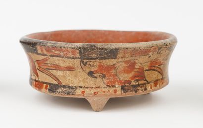 Lot de quatre objets en terre cuite:
Un vase,...