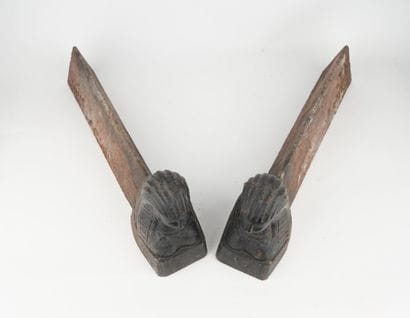 Paire de chenets en fonte à décor de sphinges
XIXème...