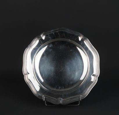 Plat rond en argent 950°/00
L'aile chantournée...