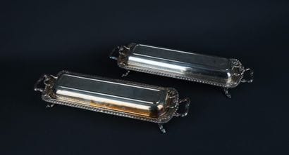 Suite de deux plats à cake en métal argenté...