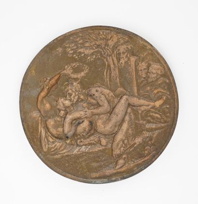 Plaque en bronze patinée figurant un satyre...