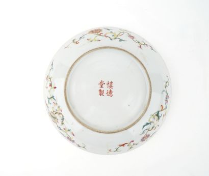 Rare coupelle en porcelaine à décor émaillé...