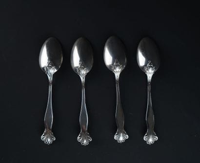 Suite de 4 cuillères en argent anglais 925°/00
Les...