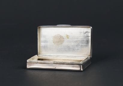 Boîte rectangulaire en argent 800°/00 à décor...