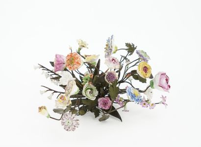 Lot de fleurs en porcelaine comprenant 146...