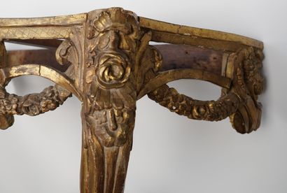 Console en bois mouluré, sculpté et doré...