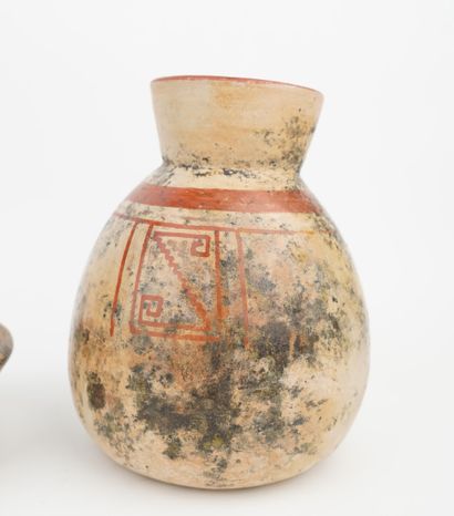 Lot de quatre objets en terre cuite:
Un vase,...
