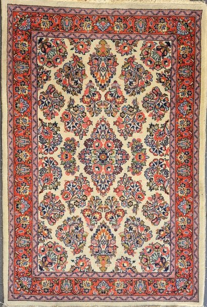 PERSE
Tapis en laine à décor floral sur fond...