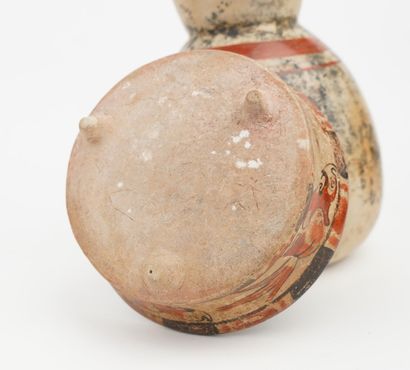 Lot de quatre objets en terre cuite:
Un vase,...