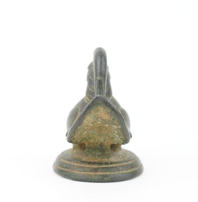 Important poids à opium zoomorphe en bronze...
