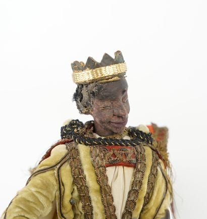 Santon figurant un roi mage en bois, tissu...