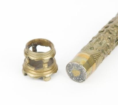 Porte-encens cylindrique en bronze partiellement...