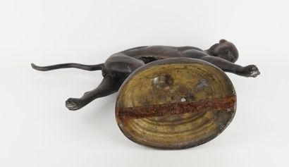 Chat en bronze
Sur une base circulaire
XXème...