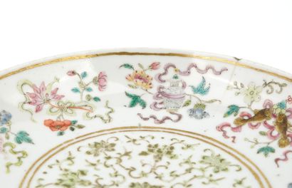 Rare coupelle en porcelaine à décor émaillé...