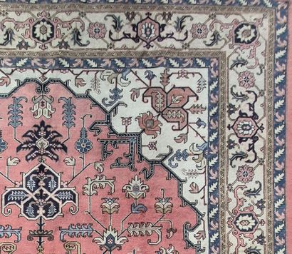 PERSE
ARBEDIL
Tapis en laine, décor central...
