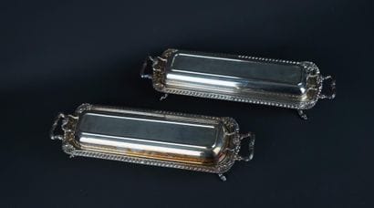 Suite de deux plats à cake en métal argenté...